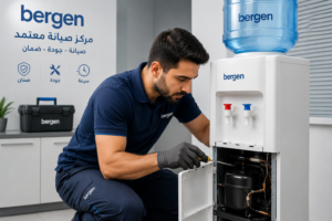 فني صيانة بيرجن يفحص مبرد مياه بيرجن ويقوم بتشخيص الأعطال وإصلاحها